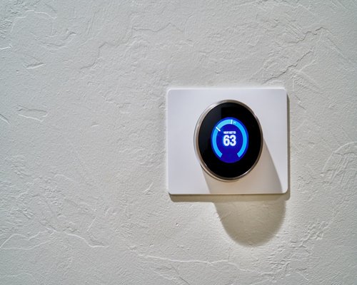 Digital thermostat showing ideal room temperature